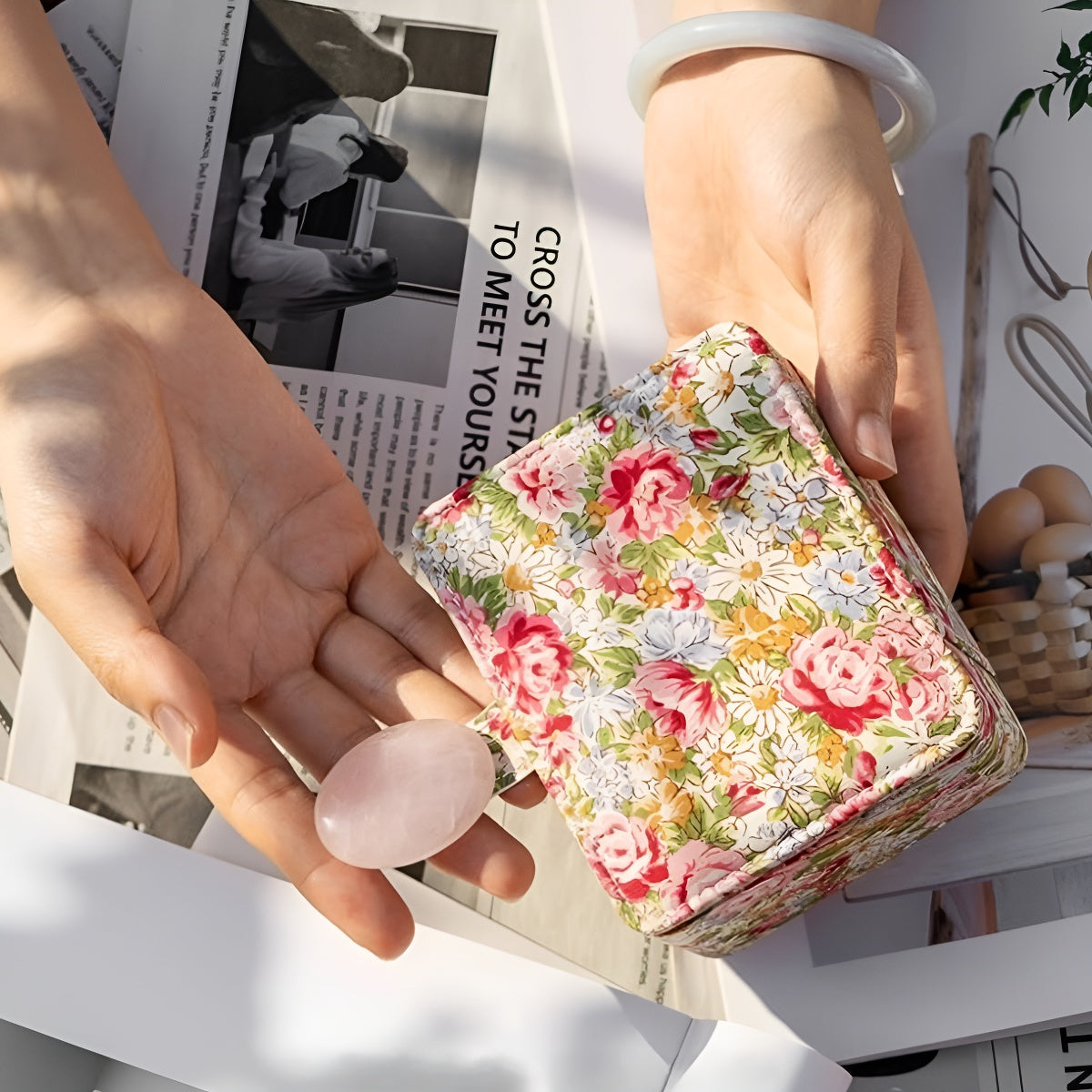 Double Layers Floral Pattern Natural Stone Closure Portable Mini Jewelry Box